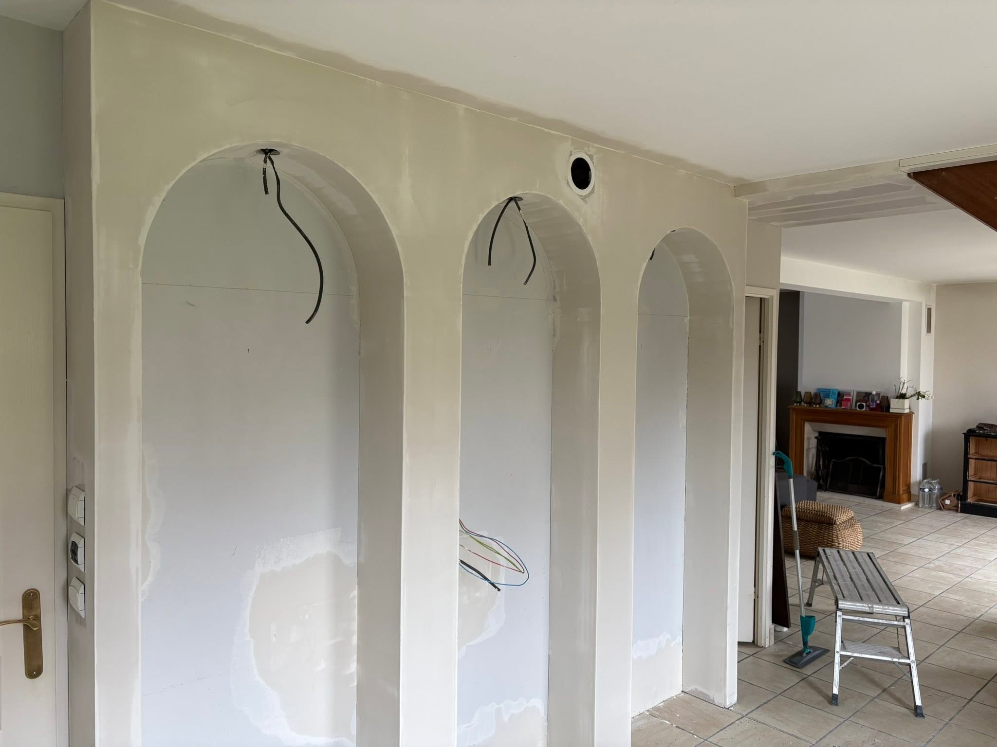 Création de trois arches en plaques de plâtre dans un séjour