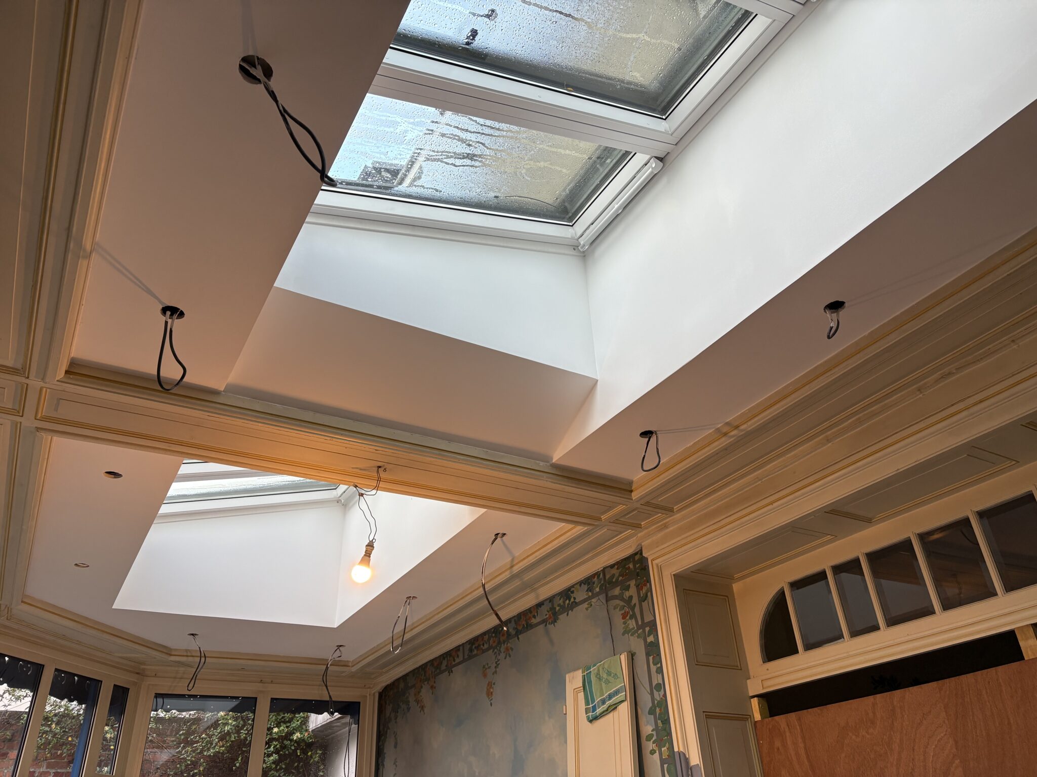 Plafond rénové avec caissons de verrières et corniches conservées, par Bourel Renov’