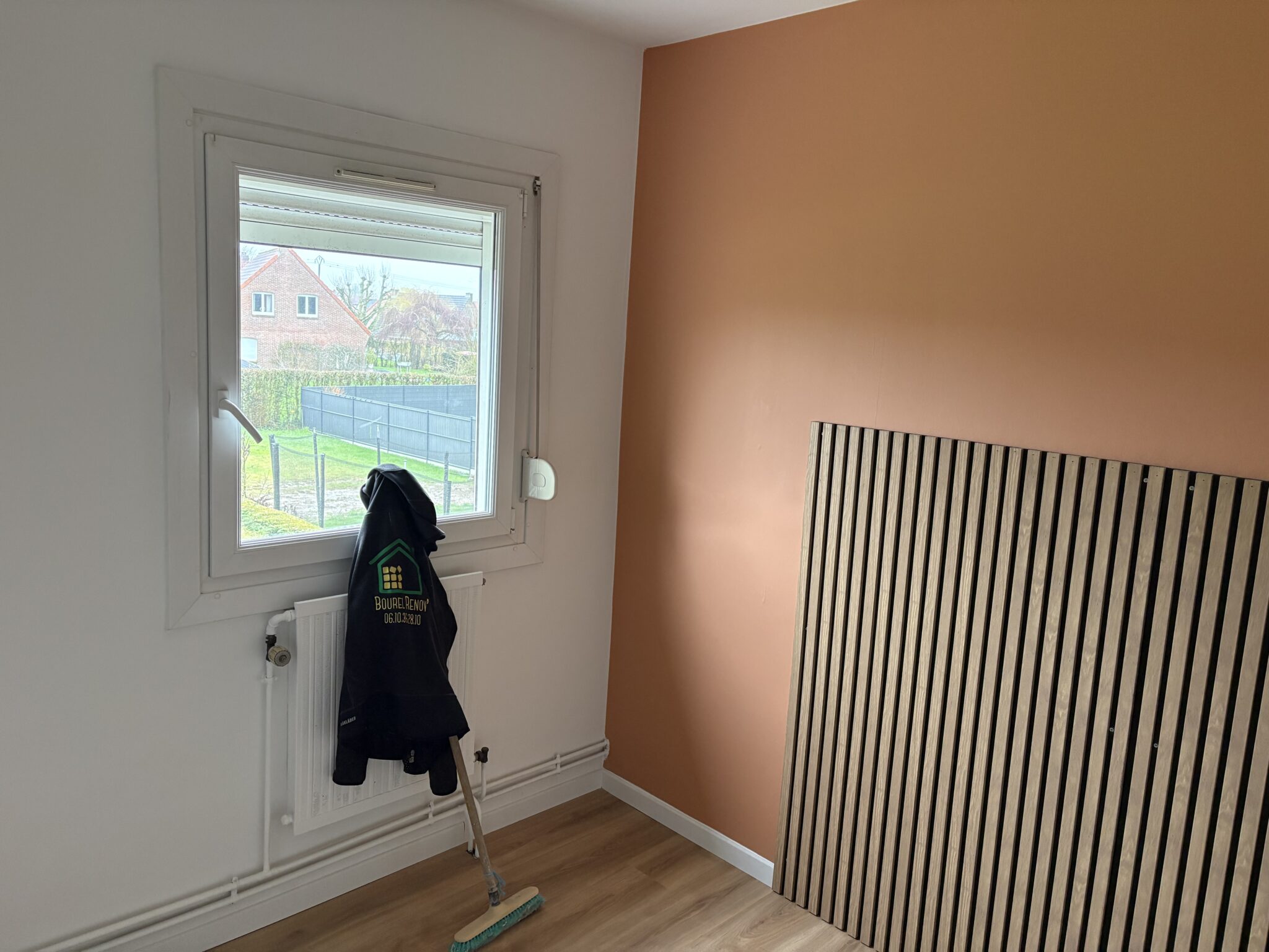 Panneau à tasseaux de bois préparé avant pose, sur un chantier de rénovation de chambre par Bourel Renov’