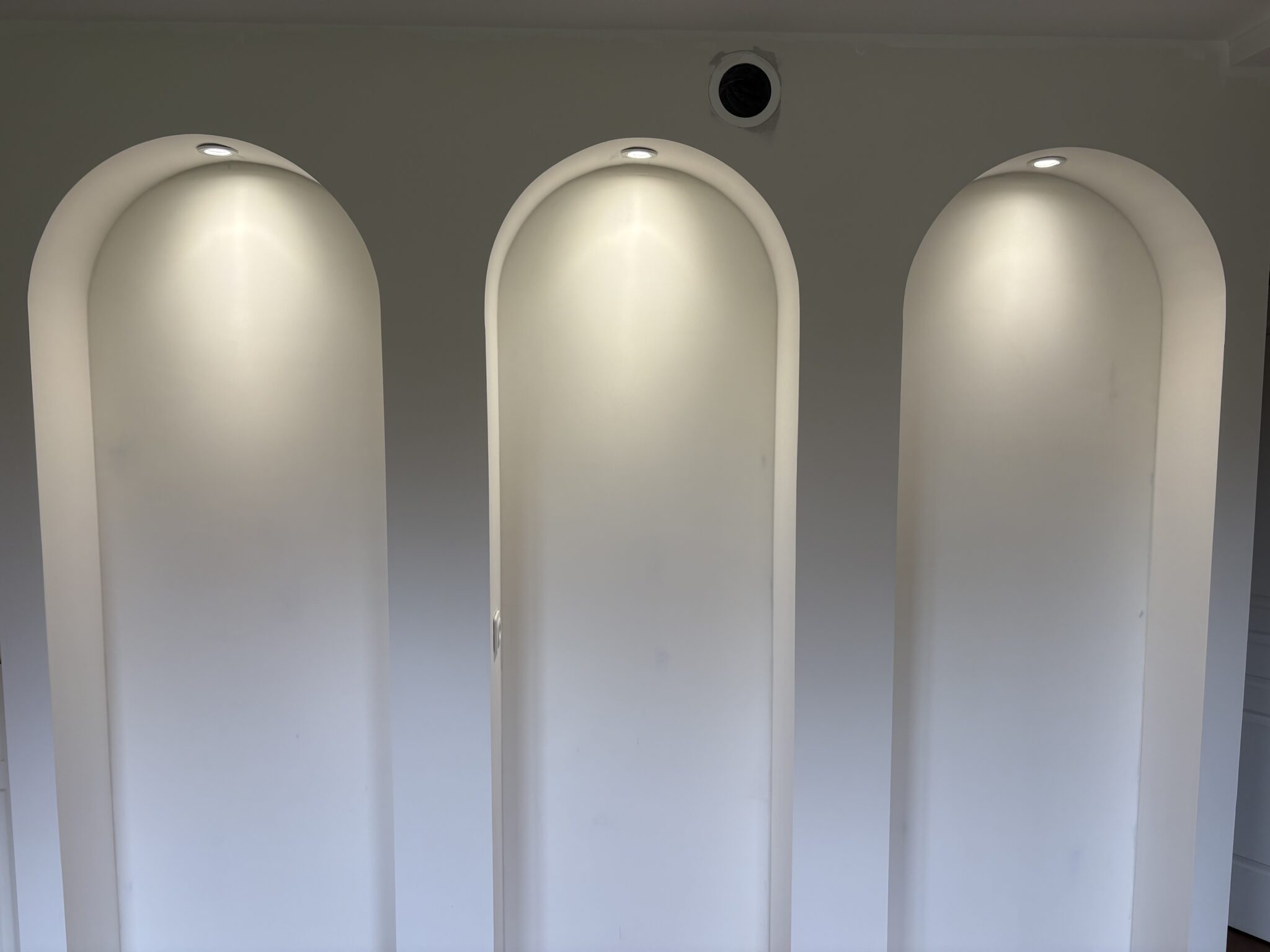 Trois arches en plaques de plâtre avec éclairage encastré, réalisées par Bourel Renov’