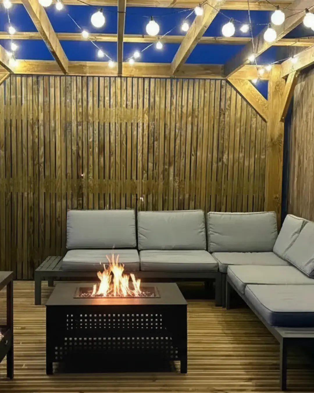 Terrasse en bois sous pergola éclairée, réalisée par Bourel Renov’